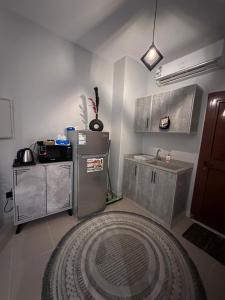 a kitchen with stainless steel appliances and a rug at شقة مودرن بدخول ذاتي in Riyadh