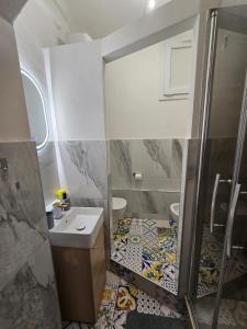 Un baño con ducha, lavabo e inodoro. en Sea & Sun, en La Spezia