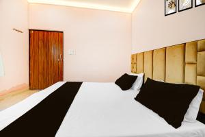 En eller flere senge i et værelse på Hotel O Valencia Stay