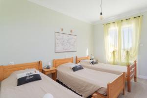 Un dormitorio con dos camas y una ventana en Mar i Munt, en Banyuls-dels-Aspres