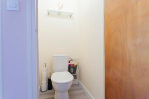 Un baño con un inodoro blanco en una habitación. en Mar i Munt, en Banyuls-dels-Aspres 14 fotos más