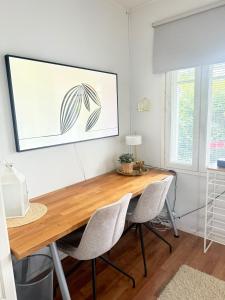 Un comedor con mesa y sillas de madera. en Ihana Helmi - The Nest for Two, en Vaasa