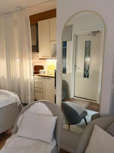 Habitación con cama, espejo y cocina. en Ihana Helmi - The Nest for Two, en Vaasa