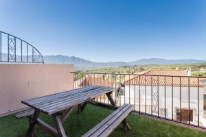 un banco de madera en la parte superior de un balcón en Mar i Munt, en Banyuls-dels-Aspres