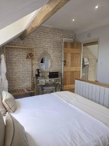 Un pat sau paturi într-o cameră la Cosy retreat with hot tub