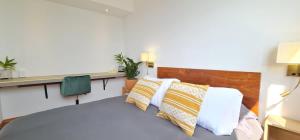 Un ou plusieurs lits dans un hébergement de l'établissement Unique & Spectacular Panoramic Views Top Location 52 autres photos