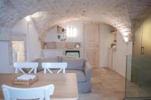 a living room with a couch and a table at Pregio Villas per Suite Oronzo Charme&Pool in Ostuni