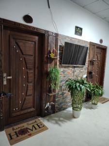 Una televisión o centro de entretenimiento en Le riya udawalawa safari villa 68 fotos más