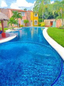 Una piscina con agua azul en un patio. en Gran casa de descanso, en Tezoyuca