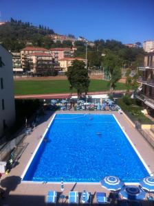 an overhead view of a large swimming pool at Appartamento Vista mare con Piscina Cala di Sole in Imperia