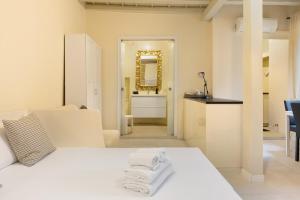Postel nebo postele na pokoji v ubytování Junior Suite Milano- Quiet and Comfort
