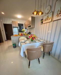 Η κουζίνα ή μικρή κουζίνα στο The Clover Homestay 1