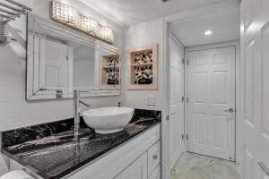 Ένα μπάνιο στο Oasis on the Green +42 φωτογραφίες