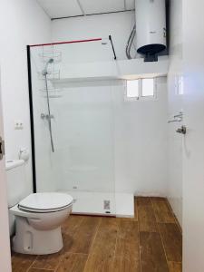 a white bathroom with a shower and a toilet at Nuevo Apartamento Ideal para viajeros en carretera in San Roque +4 photos