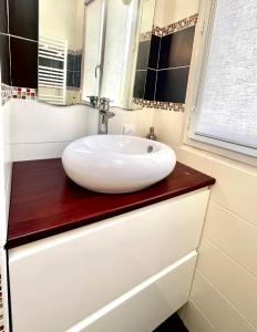 Ένα μπάνιο στο Le Cocon- appartement avec terrasse a 5 minutes a pied de la plage