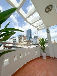 un balcon avec vue sur la ville dans l'établissement Saigon Downtown Home - 100m to Nguyen Hue Walking Street, à Hô-Chi-Minh-Ville