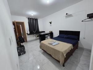 Postel nebo postele na pokoji v ubytování Flat completo a 23 minutos da BR-153