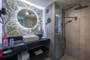 Bilik mandi di Leonardo Hotel IJmuiden Seaport Beach +45 gambar