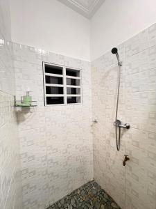Un baño con ducha con ventana. en Résidence Sérénité -2 chambres Salon - vue sur mer, en Cotonou