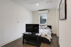 Et tv og/eller underholdning på Cute Studio 7blocks from French Q steps to Jazz venues, free gated parking included