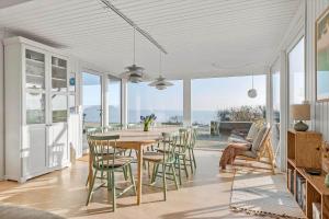 una sala da pranzo con un tavolo e alcune sedie di 30397-Odder-Nordbyvej-4 a Odder