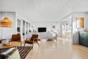 un soggiorno con un divano e un tavolo di 30397-Odder-Nordbyvej-4 a Odder