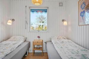 due letti in una stanza con finestra di 30397-Odder-Nordbyvej-4 a Odder