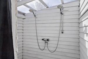 una doccia con due soffioni in una parete bianca di 30397-Odder-Nordbyvej-4 a Odder Altre 25 foto