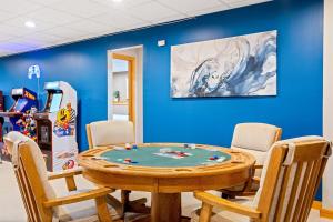 Televisyen dan/atau pusat hiburan di Private, Views, Hot Tub, Pets OK, Spacious!