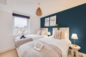 Postel nebo postele na pokoji v ubytování Charming Apartment near the High Street with Private Balcony, Free Parking, Self Check-In, Fast WiFi and Smart TV by Yoko Property