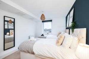 Postel nebo postele na pokoji v ubytování Charming Apartment near the High Street with Private Balcony, Free Parking, Self Check-In, Fast WiFi and Smart TV by Yoko Property