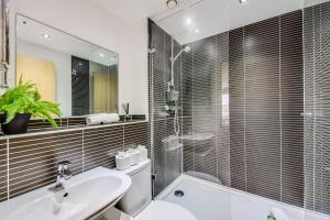 Koupelna v ubytování Charming Apartment near the High Street with Private Balcony, Free Parking, Self Check-In, Fast WiFi and Smart TV by Yoko Property