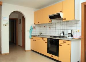 Kitchen o kitchenette sa Agriturismo Gfaderhof