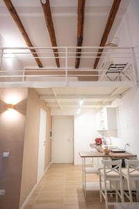 una cucina con un tavolo e sedie in una stanza di Diso apartments a Napoli