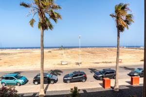 een groep auto's geparkeerd op een parkeerplaats naast het strand bij CasaBlanka in Parque Holandes