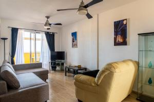 una sala de estar con un sofá y una silla en CasaBlanka, en Parque Holandes