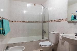 Un baño con ducha, inodoro y lavabo. en CasaBlanka, en Parque Holandes 8 fotos más