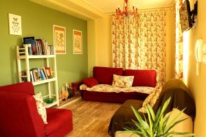 ein Wohnzimmer mit einem roten Sofa und einem Fenster in der Unterkunft LA CUCCAGNA DI DON BOSCO - No landlords and neighbours - Absolute privacy! in Montafia
