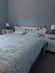 a bedroom with a bed and two night stands and two lamps at Willa Daisy in Jaskulin