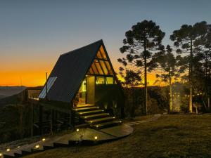 Η ανατολή ή δύση του ηλίου όπως φαίνεται από αυτό το καταφύγιο ή από εκεί κοντά