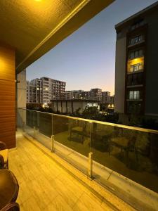 un balcon avec vue sur une ville la nuit dans l'établissement Tashkent City Apartments E2, à Tachkent