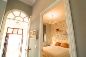 a bedroom with a bed and a window and a mirror at Apartamento El Rincón del Viajero by SIERRA VIVA in Aracena