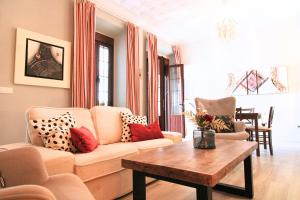a living room with a couch and a coffee table at Apartamento El Rincón del Viajero by SIERRA VIVA in Aracena