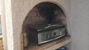 un muro di mattoni con stufa in un forno di mattoni di Villa Farniente a Sète