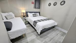Ένα ή περισσότερα κρεβάτια σε δωμάτιο στο 3 bdrm 3 full bath Brampton Toronto, Sleeps 16