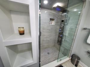 Ένα μπάνιο στο 3 bdrm 3 full bath Brampton Toronto, Sleeps 16 +87 φωτογραφίες
