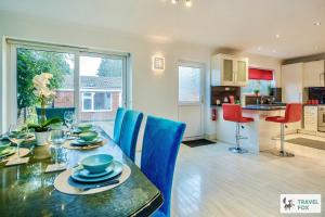 a kitchen and dining room with a table and chairs at Louisa's Stay in Luton