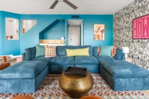 un salon bleu avec un canapé bleu dans l'établissement Sleeps 16 Sport Court Heated Pool Putt Putt, à Sun City 70 autres photos