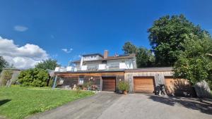 a large house with a driveway in front of it at Ferienwohnung am Bühl in Cham
