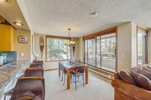 una sala de estar con una mesa y sillas en Snowblaze Condominiums C14, en Winter Park